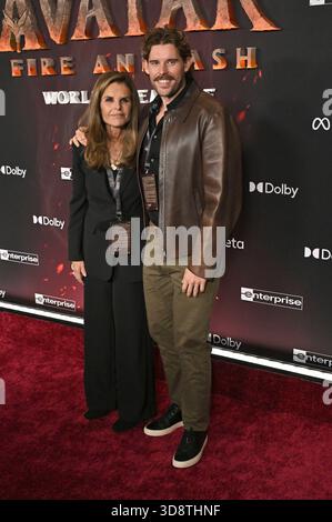 Maria Shriver e Christopher Schwarzenegger bei der Weltpremiere des Kinofilms 'Avatar: Fuoco e cenere' in Dolby Theatre. Los Angeles, 01.12.2025 Foto Stock