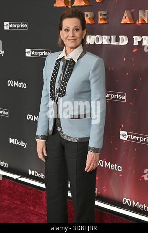 Sigourney Weaver bei der Weltpremiere des Kinofilms 'Avatar: Fuoco e cenere' in Dolby Theatre. Los Angeles, 01.12.2025 Foto Stock