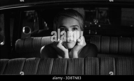 Nouvelle Vague (2025) diretto da Richard Linklater e interpretato da Zoey Deutch nel ruolo di Jean Seberg in una commedia drammatica su Jean-Luc Godard che gira senza fiato per le strade della Parigi della fine degli anni '1950. La pubblicità è ancora SOLO PER USO EDITORIALE. Credito: BFA / Netflix Foto Stock