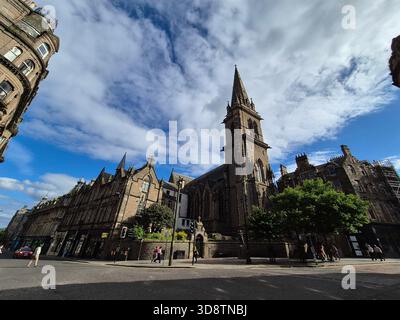 Vecchi edifici storici in una strada di Dundee, Scozia. A destra, la Cattedrale di San Paolo e gli edifici di villeggiatura a sinistra Foto Stock