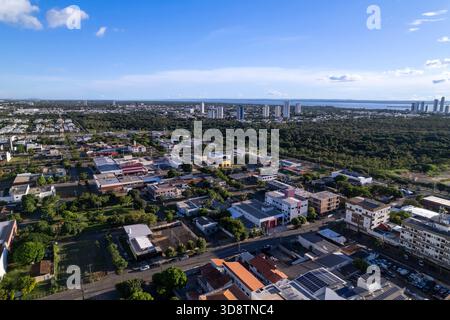 Splendida vista aerea dei moderni edifici e delle strade della città di Palmas in un giorno d'estate. La capitale più recente del Brasile. Architettura, urbana. Foto Stock