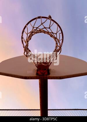 Sotto un canestro da basket Foto Stock