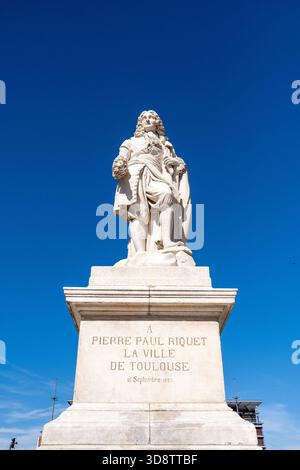 Statua di Pierre Paul Riquet su un piedistallo con iscrizione dedicata alla città di Tolosa sotto il cielo azzurro a Tolosa in alta Garonna in occ Foto Stock