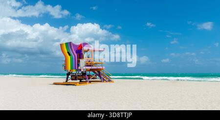 Rainbow, colorato bagnino, torre rifugio e oceano a South Beach, Miami Beach, Florida Foto Stock