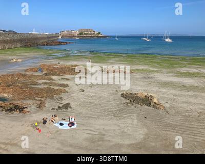 Isole britanniche del Canale. Guernsey. St. Peter Port. Vista del castello di Cornet da Havelet Beach. Foto Stock