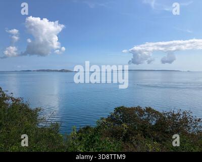 Isole britanniche del Canale. Guernsey. Vista costiera delle isole Herm e Sark. Foto Stock