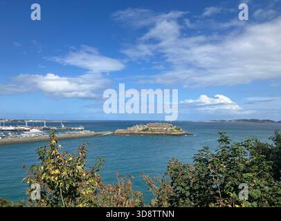 Isole britanniche del Canale. Guernsey. St. Peter Port. Vista dalla scogliera del Castello Cornet. Foto Stock