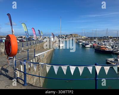Isole britanniche del Canale. Guernsey. Porto di St. Peter. Albert Marina. Vista sul porto con letti a castello. Foto Stock