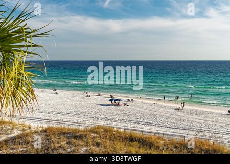 Le famiglie si rilassano sulla sabbia bianca di una spiaggia costiera del golfo del Golfo d'America a Miramar Beach vicino a Destin Florida, Stati Uniti. Foto Stock
