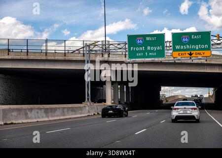 Front Royal, Stati Uniti - 24 maggio 2025: Virginia interstate Highway Road 66 con uscita ponte sospeso per Washington DC con traffico automobilistico Foto Stock