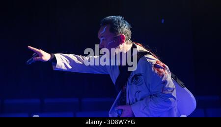 (Editoriale solo per uso stampa - No Books) Omnibus Theatre, Clapham Common, Londra, Regno Unito. 2 dicembre 2025. In vista della sua prima mondiale, Mountains and Seas - Song of Today combina poesia, pittura dal vivo, animazione IA, film, danza e musica dal vivo ed è ispirato alla ricca narrazione del testo del IV secolo a.C. The Classic of Mountains and Seas con la sua fantastica raccolta di miti, bestie, eroi, folklore e paesaggi. Crediti: Malcolm Park/Alamy Live News Foto Stock