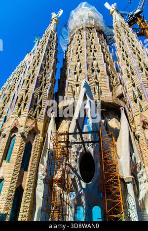 Barcellona, Spagna - 12 luglio 2025: Le torri della Sagrada Famillia Basilique a Barcellona, Spagna Foto Stock