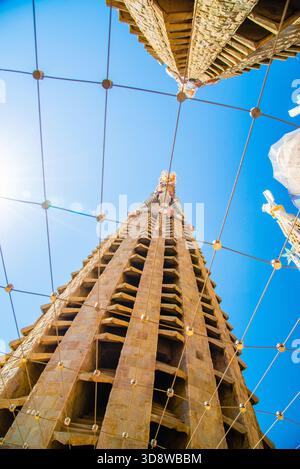 Barcellona, Spagna - 12 luglio 2025: Le torri della Sagrada Famillia Basilique a Barcellona, Spagna Foto Stock