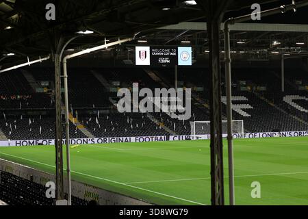 Londra, Regno Unito. 2 dicembre 2025. Vista generale all'interno dello stadio prima della partita di Premier League tra Fulham e Manchester City al Craven Cottage, Londra, Inghilterra il 2 dicembre 2025 credito: Sally Rawlins/Every Second Media Credit: Every Second Media/Alamy Live News Foto Stock