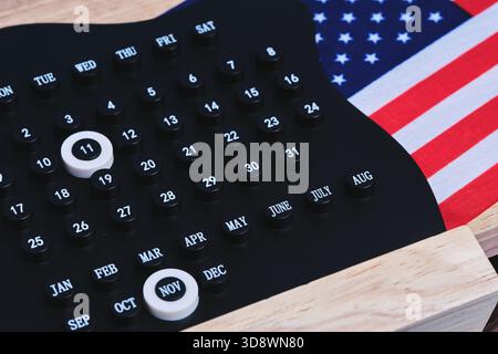 Calendario di primo piano con data 11 novembre e bandiera Stati Uniti America. Veterans Day Foto Stock