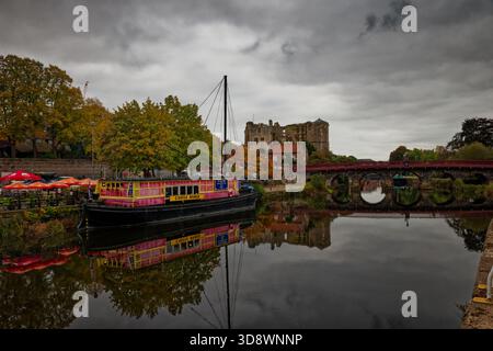 Il ristorante Castle Barge ormeggiato sul fiume Trent con le rovine del castello di Newark sullo sfondo, Newark on Trent, Nottinghamshire, Inghilterra. Foto Stock