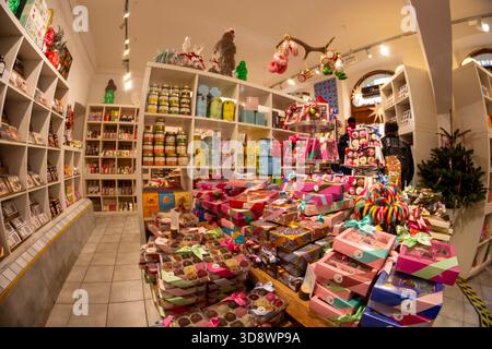 Negozio al dettaglio, bancarelle per il mercatino di Natale, vendita di vari articoli e regali di cioccolato e dolci a Vienna, Austria. Foto Stock