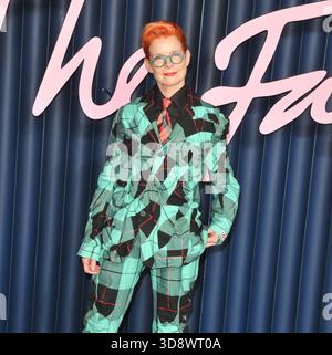 Londra, Regno Unito. 1 dicembre 2025. Sandy Powell al Fashion Awards 2025, alla Royal Albert Hall, Kensington Gore, lunedì 01 dicembre 2025 a Londra, Inghilterra, Regno Unito. CAP/CAN © CAN/Capital Pictures credito: Capital Pictures/Alamy Live News Foto Stock