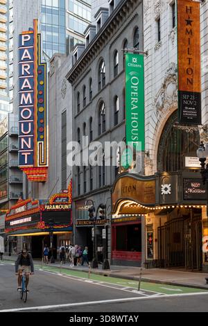 Boston, Massachusetts, Stati Uniti: L'iconico Paramount Theatre e la grandiosa Boston Opera House. Foto Stock