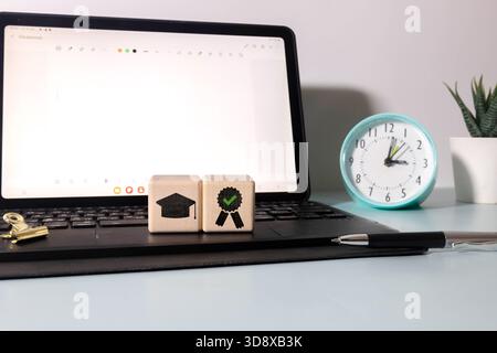 Blocchi di legno disposti come gradini educativi con icone che rappresentano la lettura, la ricerca su Internet, l'apprendimento digitale, i test e la laurea, simbolizzazione Foto Stock