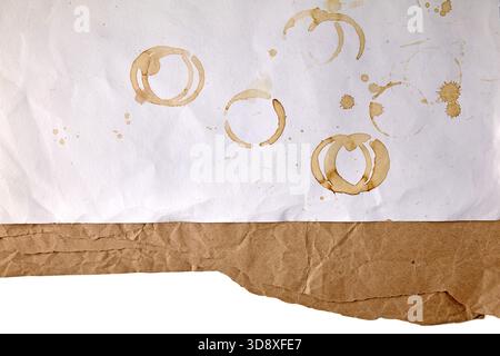 Una fotografia di uno sfondo di carta bianca e marrone con macchie di tazza di caffè. Foto Stock