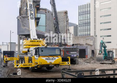 Nancy, Francia - Vista su una gru mobile bianca e gialla Liebherr LTM 1060-3.1 per un sollevamento in un cantiere di demolizione. Foto Stock