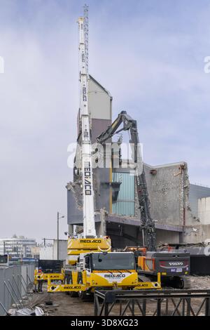 Nancy, Francia - Vista su una gru mobile bianca e gialla Liebherr LTM 1060-3.1 per un sollevamento in un cantiere di demolizione. Foto Stock