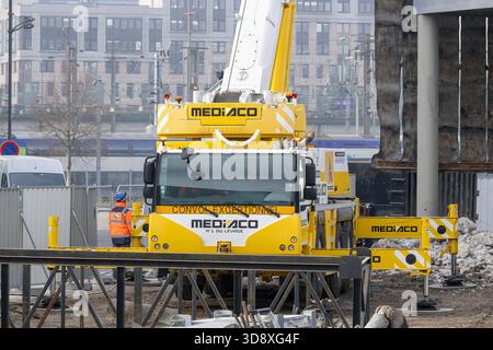 Nancy, Francia - Vista su una gru mobile bianca e gialla Liebherr LTM 1060-3.1 per un sollevamento in un cantiere di demolizione. Foto Stock