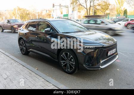 Erevan Armenia 10.25.2025. Un'auto nera è parcheggiata sul lato della strada. L'auto è parcheggiata di fronte a un edificio Foto Stock
