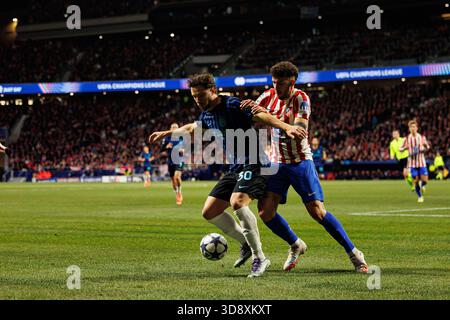 Carlos Augusto e Matteo Ruggeri sono stati visti durante la partita di Champions League tra l'Atletico de Madrid e l'Internazionale Milano (Maciej Rogowsk Foto Stock