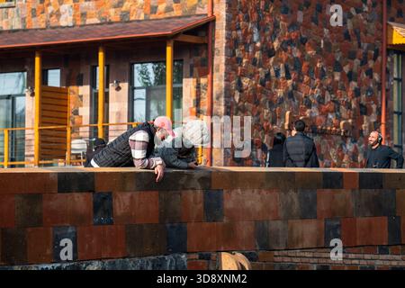 Erevan Armenia 10.25.2025. Un uomo e una donna sul ponte rosso Foto Stock