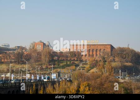 Erevan Armenia 10.25.2025. Una grande fabbrica di brandy Ararat Foto Stock