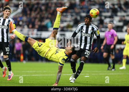 Cristian Romero del Tottenham Hotspur segna un colpo di testa durante la partita di Premier League tra Newcastle United e Tottenham Hotspur al St. James's Park di Newcastle, martedì 2 dicembre 2025. (Foto: Zach Forster | mi News) crediti: MI News & Sport /Alamy Live News Foto Stock