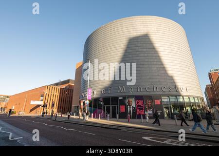 Il più grande teatro per conferenze della regione di Greater Manchester. Un luogo ideale, situato direttamente nel centro del campus dell'Università di Manchester. Foto Stock