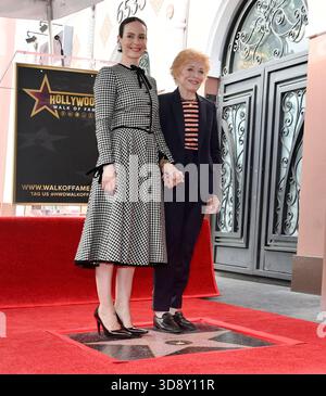 Los Angeles, Stati Uniti. 2 dicembre 2025. L'attrice Sarah Paulson (L) viene raggiunta dalla sua compagna Holland Taylor durante una cerimonia di inaugurazione che la onora con la 2.829esima stella sulla Hollywood Walk of Fame a Los Angeles martedì 2 dicembre 2025. Foto di Jim Ruymen/UPI credito: UPI/Alamy Live News Foto Stock