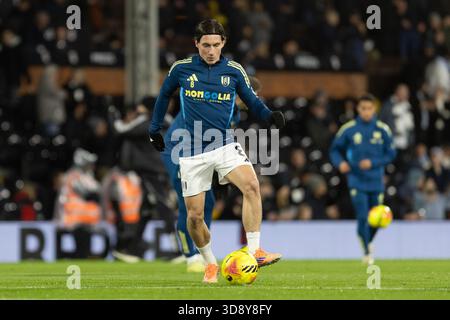 Londra, Regno Unito. 2 dicembre 2025. Harry Wilson del Fulham in riscaldamento durante la partita di Premier League tra il Fulham e il Manchester City al Craven Cottage il 2 dicembre 2025 a Londra, Inghilterra. (Foto di Pedro Soares/SPP) credito: SPP Sport Press Photo. /Alamy Live News Foto Stock