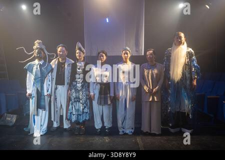 Londra, Regno Unito, 2 dicembre 2025, Mountains and Seas – Song of Today 山海 · 今日之歌, si ispira alla ricca narrazione del testo del IV secolo a.C.. Lo spettacolo esplora le questioni del XXI secolo relative alla crisi climatica, all'attivismo e al crescente fascismo globale. All'Omnibus Theatre di Clapham dal 2 al 6 dicembre 2026, Andrew Lalchan Photography/Alamy Live News Foto Stock