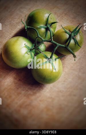 Pomodori verdi con viti Foto Stock