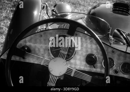 Volante e cruscotto Roadster vintage in bianco e nero Foto Stock