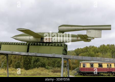 Modello del razzo NS V1 di fronte alla rampa di lancio della seconda guerra mondiale nel Peenemuende Historical Technical Museum, Peenemuende, Usedom ISL Foto Stock