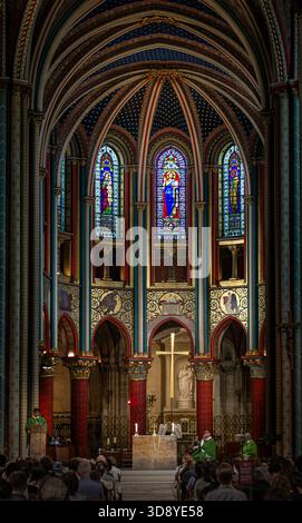 Parigi, Francia 08 04 2023: Parte dell'interno della Chiesa cattolica di Eglise Saint-Sulpice, la più grande chiesa di Parigi, Francia. Alto come Notre-Dame, Th Foto Stock