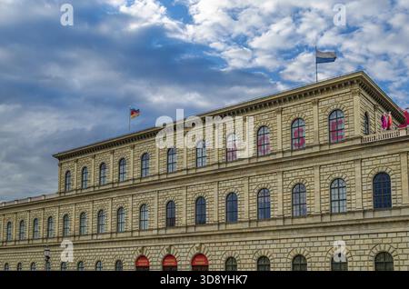MUNCHEN, GERMANIA - 25 LUGLIO 2015: Facciata del Konigsbau (edificio del re), costruita tra il 1825 e il 1835, parte della Residenz, l'ex palazzo reale di Foto Stock