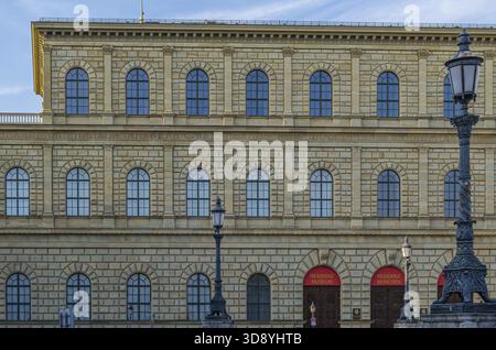 MONACO, GERMANIA - 3 LUGLIO 2015: Facciata del Konigsbau (edificio del re), costruita tra il 1825 e il 1835, parte della Residenz, l'ex palazzo reale di Foto Stock