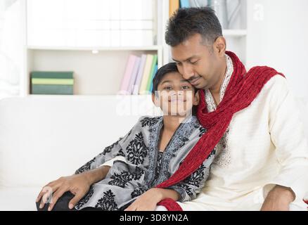 Ritratto di padre e figlio indiano asiatico a casa Foto Stock