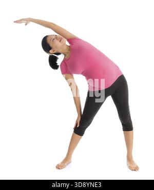 Yoga prenatale di classe. Lunghezza completa asiatici sano donna incinta facendo esercizi yoga stretching, corpo pieno isolati su sfondo bianco. Posizioni di Yoga s Foto Stock