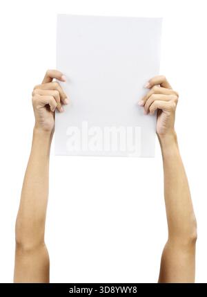 Mani che tengono in mano un cartoncino bianco di formato A4, isolato su sfondo normale Foto Stock
