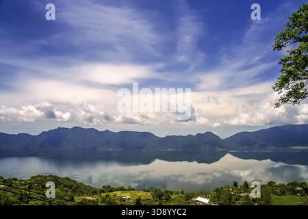 Splendido Lago Maninjao sull'isola di Sumatra in Indonesia Foto Stock