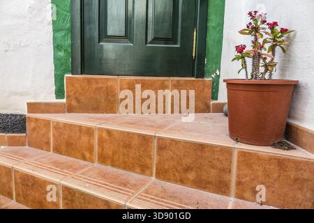 Scale e porte a una delle case di Puerto de Mogan, un piccolo porto di pesca in Gran Canaria Isole Canarie Spagna Foto Stock