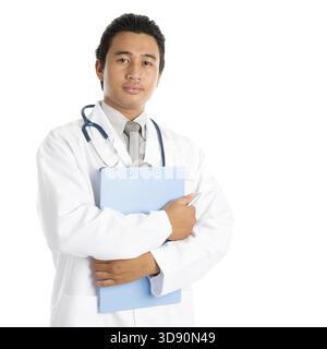 Ritratto di attraente giovane maschio Sud-est asiatico medico che tiene appunti in piedi isolato su sfondo bianco Foto Stock