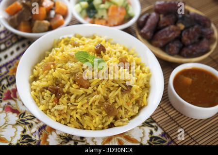 Riso arabo, cibo del Ramadan in Medio Oriente solitamente servito con agnello tandoor. Cibo del Medio Oriente Foto Stock